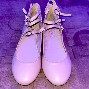 Cream colored button up ankle flats :)